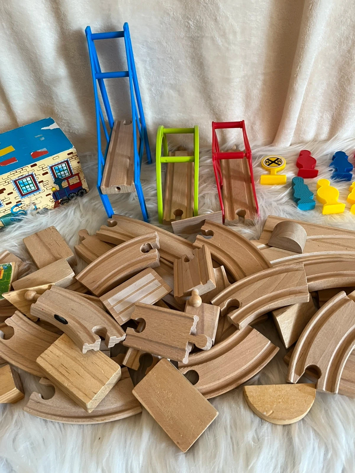 Wooden train track set with accessories – photo 3